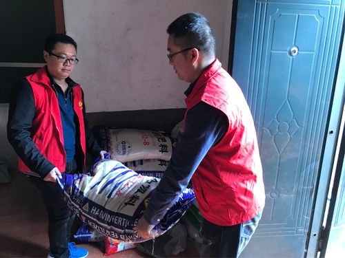 区工信委为贫困户